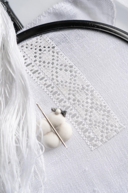 haft ręczny na tkaninie